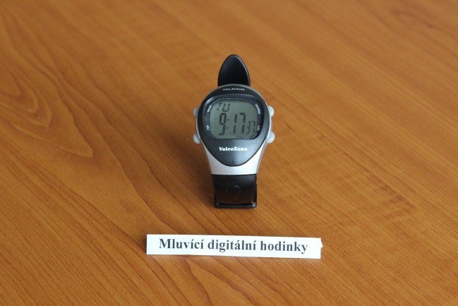 Německy mluvící digitální sportovní hodinky s gumovým páskem