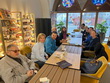 Společná fotografie u stolu v kavárně Marcaffé. Zleva: p. Ing. Píza, p. Blechová, p. Spáčil, p. Vondra, p. Bc. Havlíková, DiS., MBA, p. Ilona (dobrovolnice), p. Limberková, sl. Lenka (praktikantka), p. Limberk, p. Špinarová, DiS.