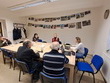 Společná fotografie u stolu při tréninku paměti. Zleva: p. Ing. Píza, p. Ilona (dobrovolnice), p. Rytychová, p. Špinarová, DiS. (zadává účastníkům otázky na trénování paměti), p. Vondra, p. Ing. Beránek