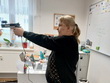 P. Šopová, mířící zbraní na terč
