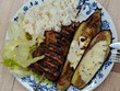 Hotový výrobek – Kuřecí satay s arašídovou omáčkou – je to oblíbené jídlo z jihovýchodní Asie. Jde o marinované kousky kuřete napíchnuté na špejli, grilované a podávané s výraznou arašídovou omáčkou