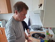 P. Limberk stojí u kuchyňské linky a míchá těsto v misce. Vpovzdálí stojí p. Limberková