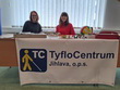 Na fotografii zleva p. Cabajová, DiS., p. Neckářová, představující kompenzační pomůcky a prezentování organizace TyfloCentrum Jihlava kolemjdoucím