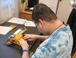 P. Mareš při psaní na Pichtově psacím stroji