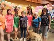 Na fotografii se naše klientky společně vyfotily s tanečnicemi „Ladies Carnaval“ v pestrobarevných kostýmech. Fotografie zachycuje radostnou a slavnostní atmosféru, kterou dotváří balónková výzdoba v pozadí. Zleva: tanečnice č. 1, p. Parkosová, DiS., tanečnice ze StarDance č. 2 p. Veronika Lálová, p. Šulerová, tanečnice č. 3, p. Limberková, p. Ilona (dobrovolnice)