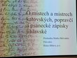 Na fotografii je promítané plátno během přednášky. Na snímku je titulní strana prezentace s názvem „O místech a mistrech katovských, popravčí a psanecké zápisky jihlavské“. V levé části je historický rukopis psaný ozdobným písmem, v pravé části název přednášky a jméno přednášejícího. Fotografie zachycuje kulturně-vzdělávací akci věnovanou historii Jihlavy a katovskému řemeslu