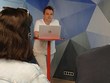 Na fotografii zachycen přednášející p. Skřivánek a p. Neckářová, která ho bedlivě poslouchá