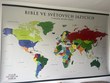 Na stěně visí barevná mapa světa s názvem „Bible ve světových jazycích“. Expozice v Malém muzeu Bible ukazuje rozšíření překladů Bible do různých jazyků po celém světě