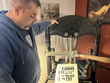 Teolog a pastor p. Donát představuje historický tiskařský stroj a ukazuje tradiční způsob tisku knih