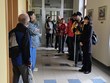 Na chodbě Krajského úřadu stojí naše skupina během exkurze. Klienti jsou rozestoupeni podél stěn a poslouchají výklad. V popředí zleva je p. Ing. Tomek a průvodkyně Krajského úřadu, v pozadí jsou vidět prosklené dveře a další klienti. Zleva: p. Šopa, p. Jakubík, p. Bělohlávek, p. Parkosová, DiS., p. Bělohlávková (manželka p. Bělohlávka), p. Kotrba, p. Spáčil