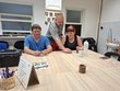Klienti, p. Šopa a p. Parkosová, DiS., se připravují na návštěvu střelnice. Zkoušejí nabíjení cvičných nábojů pod odborným dohledem p. Vaňka