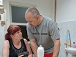 P. Parkosová, DiS., si pod odborným dohledem (p. Vaněk) zkouší správné držení zbraně při přípravě na návštěvu střelnice
