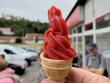 Jahodový sorbet, držený v ruce p. Jakubíka