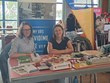 Jihlavský den zdraví je veřejná akce, která má za cíl informovat lidi o zdravém životním stylu, prevence chorob, péči o tělo i mysl – tak aby si každý přišel na své. Přítomni jsme byli i my, organizace TyfloCentrum, které seznamovalo veřejnost s nabídkou služeb, půjčovnou kompenzačních pomůcek, sociálním poradenstvím apod. Na fotografii zachyceny zleva: p. Cabajová, DiS., p. Špinarová, DiS., představující organizaci